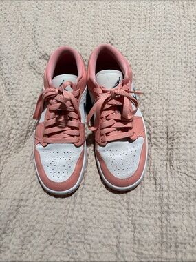 Nike Women's Pink and White Low-Top Sneakers